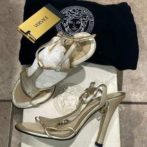 Versace sandalo vitello silk oro.